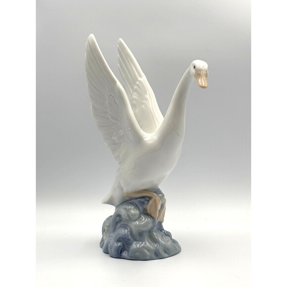 Stunning NAO by Lladro Porcelain Swan Taking Flight from Spain 8” Wedding Decor - Picture 7 of 14